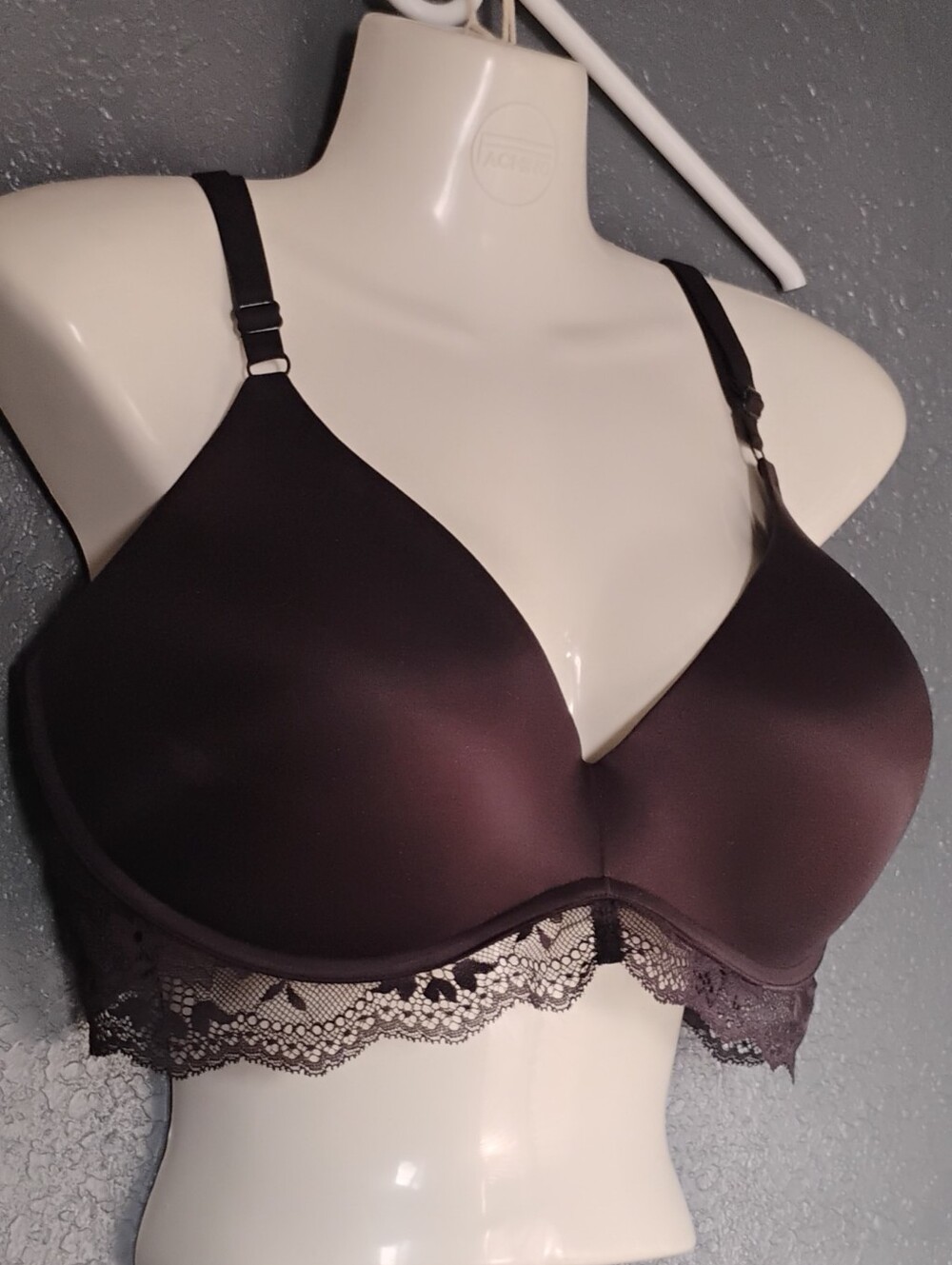 Maidenform Bra 38 D black lace trim Your Lift comfort devotion Wireless